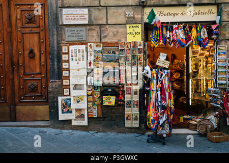 Siena, Italien - 15 August 2016: Souvenirshop in Siena alte Straße Stockfoto