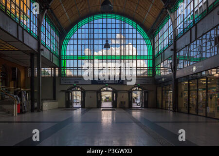Geräumige Plattform Halle in Wrocław Główny - Hauptbahnhof - Übersicht Rundbogenfenster und Decke und keine Leute Stockfoto