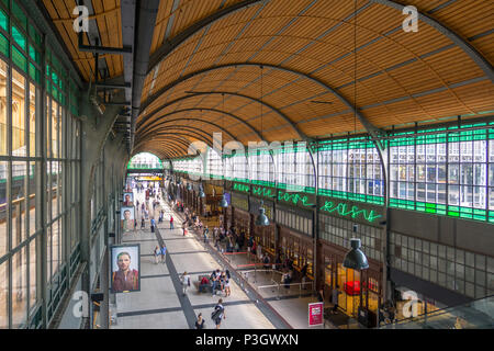 Geräumige Plattform Halle in Wrocław Główny - Hauptbahnhof Stockfoto