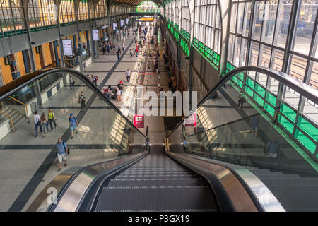 Geräumige Plattform Halle in Wrocław Główny - Hauptbahnhof Stockfoto