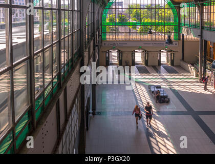 Geräumige Plattform Halle in Wrocław Główny - Hauptbahnhof Stockfoto