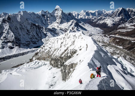 Bergsteiger in absteigender Reihenfolge von der Island Peak, Khumbu Tal, Nepal Stockfoto