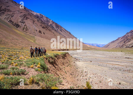 Bergsteiger Annäherung an Aconcagua Basislager Plaza de Argentina, Mendoza, Argentinien Stockfoto