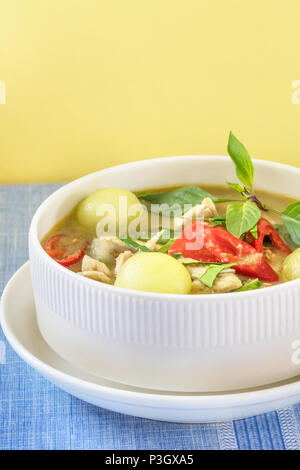 Grünes curry mit Hühnchen und Gemüse in weiße Schüssel Stockfoto