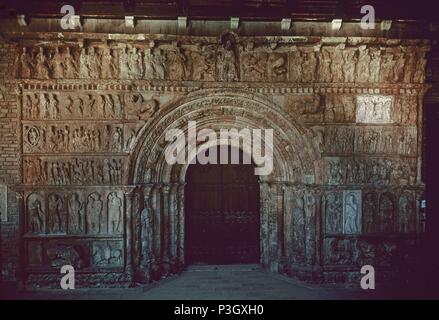 ROMANICA PORTADA DEL MONASTERIO DE SANTA MARIA DE RIPOLL - SIGLO XII. Lage: MONASTERIO DE SANTA MARIA, RIPOLL, Alicante, Spanien. Stockfoto