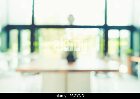 Unscharfer Hintergrund moderne Küche und Speisesaal im Haus mit bokeh Licht. lifestyle Hintergrund Stockfoto