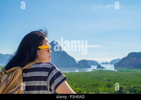 Glückliche junge Reisende Frau backpacker Suchen am Berg mit Blick auf das Meer und genießen einen schönen der Natur, Freiheit Fernweh, Khao Samed Nang Chee anzeigen Stockfoto