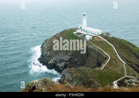 Die historische South Stack Leuchtturm auf einer kleinen Insel über ein Gefälle von 400 Schritten den steilen Klippen erreicht Festland entfernt. South Stack Rock l Stockfoto