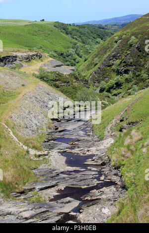 Afon Aled fließt durch eine V-förmige Schlucht auf die Bezirke Denbighshire Mauren, Wales Stockfoto