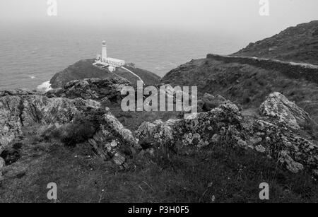 Die historische South Stack Leuchtturm auf einer kleinen Insel über ein Gefälle von 400 Schritten den steilen Klippen erreicht Festland entfernt. South Stack Rock l Stockfoto