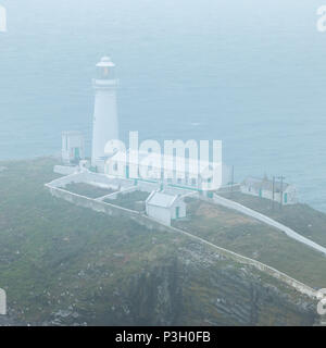 Die historische South Stack Leuchtturm auf einer kleinen Insel über ein Gefälle von 400 Schritten den steilen Klippen erreicht Festland entfernt. South Stack Rock l Stockfoto