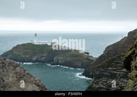 Die historische South Stack Leuchtturm auf einer kleinen Insel über ein Gefälle von 400 Schritten den steilen Klippen erreicht Festland entfernt. South Stack Rock l Stockfoto