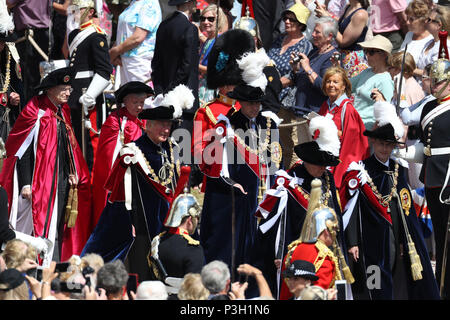 Der Graf von Wessex (rechts), der Herzog von York (2. rechts), der Herzog von Cambridge (3. rechts) und der Prinz von Wales (4. rechts) während der jährlichen Reihenfolge der Strumpfband Service im St George's Chapel, Windsor Castle. Stockfoto