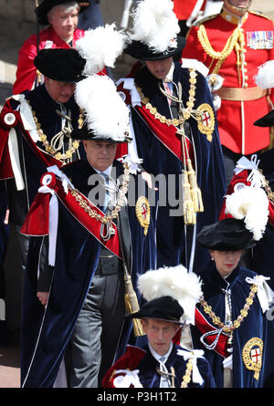 Der Herzog von Kent (vorne), die Princess Royal (vorne rechts), der Herzog von York (Mitte links), der Prinz von Wales (links hinten) und der Herzog von Cambridge (hinten rechts) während der jährlichen Reihenfolge der Strumpfband Service im St George's Chapel, Windsor Castle. Stockfoto