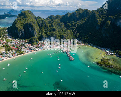 Antenne drone Ansicht der Stadt von El Nido auf Palawan, Philippinen Stockfoto