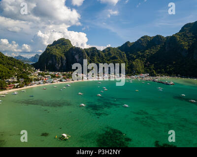 Antenne drone Ansicht der Stadt von El Nido auf Palawan, Philippinen Stockfoto