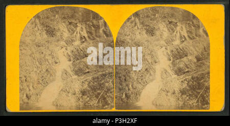 . Blick auf die Kaskade 125 Fuß hoch, 1-4 Meilen bis in die Bucht, direkt an der Mündung des Tunnels am östlichen Ende der Abdeckung: 1865?-1885. Quelle Impressum: 1865?-1885. Digitale Element veröffentlicht 8-31 2005; 2-12-2009 aktualisiert. 365 Blick auf die Kaskade 125 Fuß hoch, 1-4 Meilen bis in die Bucht, direkt an der Mündung des Tunnel am östlichen Ende, durch George W. Moore Stockfoto