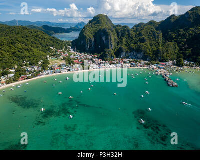 Antenne drone Ansicht der Stadt von El Nido auf Palawan, Philippinen Stockfoto