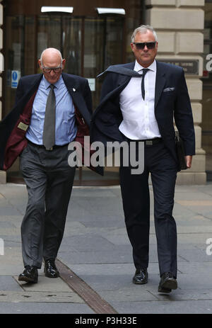 Der ehemalige TV-Moderator John Leslie (rechts) Blätter Edinburgh Sheriff Court, er wird beschuldigt, seine Hand um die Hose ist eine Frau, wie sie an ihren Junggesellinnenabschied getanzt. Stockfoto