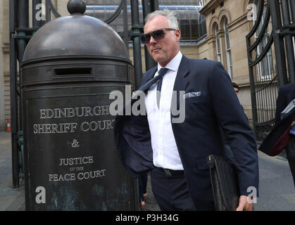Der ehemalige TV-Moderator John Leslie verlässt Edinburgh Sheriff Court, warf er seine Hand um die Hose ist eine Frau, wie sie an ihren Junggesellinnenabschied getanzt. Stockfoto