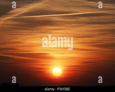 Beeindruckend farbigen Himmel in der Sonne mit Wolken Formation aus europäischen Stadt Bielsko-Biala in Polen im kalten Frühling Abend 2018 April gesehen einstellen Stockfoto