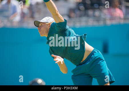 Die Queen's Club, London, Großbritannien. 18 Juni, 2018. Grass Court Tennis Meisterschaften der Männer, ein Vorspiel zu Wimbledon, beginnen um 12.00 Uhr auf dem Center Court mit Denis Shapovalov (CAN) vs Gilles Muller (LUX). Shapovalov aktuelle Ranking 23, Muller aktuelle Ranking 32. Credit: Malcolm Park/Alamy Leben Nachrichten. Stockfoto