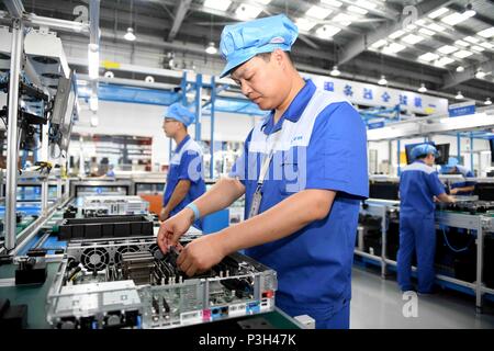 (180618) - jinan, Juni 18, 2018 (Xinhua) - Mitarbeiter montieren Hardwares bei einer Produktion von Server Anbieter Inspur in Jinan, Provinz Shandong im Osten Chinas, 14. Juni 2018. Ein wichtiger Wettbewerber im globalen Markt, Inspur sah seine Server Sendungen wachsen 77,5 Prozent auf 175.000 Einheiten im ersten Quartal 2018 zu erreichen. Das Unternehmen hat eine Innovationsgetriebene Strategie in seiner Entwicklung angenommen, mit Cloud Computing, Big Data und der künstlichen Intelligenz (KI) als Highlights. (Xinhua / Zhu Zheng) (lmm) Stockfoto