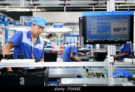 (180618) - jinan, Juni 18, 2018 (Xinhua) - ein Mitarbeiter arbeitet an einem Produktionsstandort von Server Anbieter Inspur in Jinan, Provinz Shandong im Osten Chinas, 14. Juni 2018. Ein wichtiger Wettbewerber im globalen Markt, Inspur sah seine Server Sendungen wachsen 77,5 Prozent auf 175.000 Einheiten im ersten Quartal 2018 zu erreichen. Das Unternehmen hat eine Innovationsgetriebene Strategie in seiner Entwicklung angenommen, mit Cloud Computing, Big Data und der künstlichen Intelligenz (KI) als Highlights. (Xinhua / Zhu Zheng) (lmm) Stockfoto