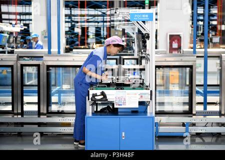 (180618) - jinan, Juni 18, 2018 (Xinhua) - ein Mitarbeiter arbeitet an einem Produktionsstandort von Server Anbieter Inspur in Jinan, Provinz Shandong im Osten Chinas, 14. Juni 2018. Ein wichtiger Wettbewerber im globalen Markt, Inspur sah seine Server Sendungen wachsen 77,5 Prozent auf 175.000 Einheiten im ersten Quartal 2018 zu erreichen. Das Unternehmen hat eine Innovationsgetriebene Strategie in seiner Entwicklung angenommen, mit Cloud Computing, Big Data und der künstlichen Intelligenz (KI) als Highlights. (Xinhua / Zhu Zheng) (lmm) Stockfoto