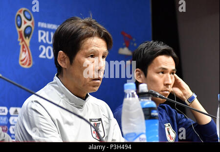 Knittelfeld, Russland. 18 Juni, 2018. Japan's Head Coach Akira Nishino (L) nimmt an einer Pressekonferenz in Knittelfeld, Russland, am 18. Juni 2018. Credit: Er Canling/Xinhua/Alamy leben Nachrichten Stockfoto