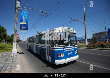 Wolgograd, Russland. 18 Jun, 2018. Ein wolgograder Straßenbahn ist außerhalb des Stadions vor der 2018 FIFA World Cup Gruppe G Match zwischen Tunesien und England in Wolgograd Arena am 18. Juni 2018 in Wolgograd, Russland zu sehen. (Foto von Daniel Chesterton/phcimages.com) Credit: PHC Images/Alamy leben Nachrichten Stockfoto