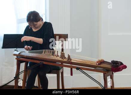 Berlin, Deutschland. 07 Juni, 2018. Musiker Dayoung Yoon spielt an der Gayageum. Das Silberne Lorbeerblatt und des Verdienstkreuzes durch den Bundespräsidenten auf Schloss Bellevue, Berlin, Deutschland am 07.06.2018, vergeben. | Verwendung der weltweiten Kredit: dpa/Alamy leben Nachrichten Stockfoto