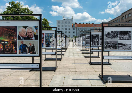 Eine Wanderausstellung von Fotos aus den Archiven der tschechischen Nachrichtenagentur (CTK), bedeutende Momente der 100 Jahre seit der Gründung der Tschechoslowakei 1918 - Installation der Ausstellung in Hradec Kralove, Tschechische Republik, 18. Juni 2018. (CTK Photo/David Tanecek) Stockfoto