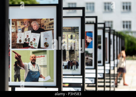 Eine Wanderausstellung von Fotos aus den Archiven der tschechischen Nachrichtenagentur (CTK), bedeutende Momente der 100 Jahre seit der Gründung der Tschechoslowakei 1918 - Installation der Ausstellung in Hradec Kralove, Tschechische Republik, 18. Juni 2018. (CTK Photo/David Tanecek) Stockfoto