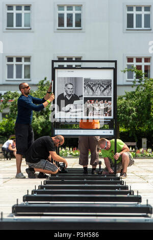 Eine Wanderausstellung von Fotos aus den Archiven der tschechischen Nachrichtenagentur (CTK), bedeutende Momente der 100 Jahre seit der Gründung der Tschechoslowakei 1918 - Installation der Ausstellung in Hradec Kralove, Tschechische Republik, 18. Juni 2018. (CTK Photo/David Tanecek) Stockfoto