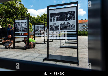 Eine Wanderausstellung von Fotos aus den Archiven der tschechischen Nachrichtenagentur (CTK), bedeutende Momente der 100 Jahre seit der Gründung der Tschechoslowakei 1918 - Installation der Ausstellung in Hradec Kralove, Tschechische Republik, 18. Juni 2018. (CTK Photo/David Tanecek) Stockfoto