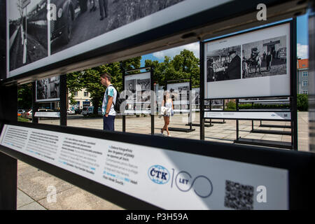 Eine Wanderausstellung von Fotos aus den Archiven der tschechischen Nachrichtenagentur (CTK), bedeutende Momente der 100 Jahre seit der Gründung der Tschechoslowakei 1918 - Installation der Ausstellung in Hradec Kralove, Tschechische Republik, 18. Juni 2018. (CTK Photo/David Tanecek) Stockfoto