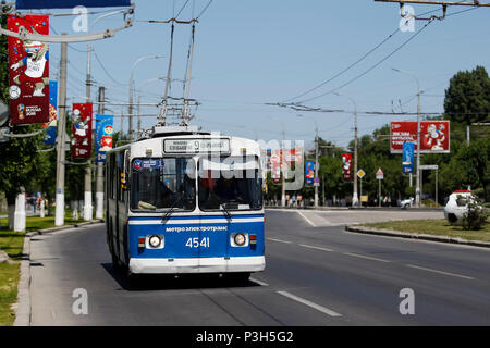 Wolgograd, Russland. 18 Jun, 2018. Ein wolgograder Straßenbahn ist außerhalb des Stadions vor der 2018 FIFA World Cup Gruppe G Match zwischen Tunesien und England in Wolgograd Arena am 18. Juni 2018 in Wolgograd, Russland zu sehen. (Foto von Daniel Chesterton/phcimages.com) Credit: PHC Images/Alamy leben Nachrichten Stockfoto