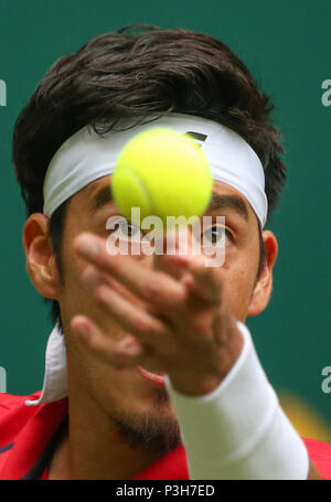 18 Juni 2018, Deutschland, Halle: Tennis, ATP-Tour, singles, Männer, erste Runde. Yuichi Sugita aus Japan in Aktion gegen Marterer aus Deutschland. Foto: Friso Gentsch/dpa Stockfoto