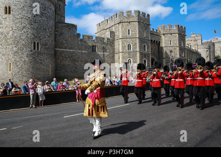 Windsor, Großbritannien. 18 Juni, 2018. Der Welsh Guards Band und Irish Guards zurück zu Victoria Kaserne nach der jährlichen Zeremonie der Reihenfolge der Strumpfband auf Schloss Windsor. Credit: Mark Kerrison/Alamy leben Nachrichten Stockfoto