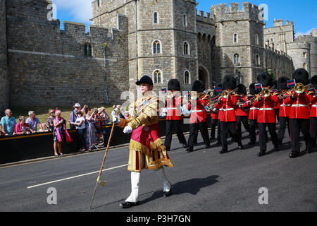 Windsor, Großbritannien. 18 Juni, 2018. Der Welsh Guards Band und Irish Guards zurück zu Victoria Kaserne nach der jährlichen Zeremonie der Reihenfolge der Strumpfband auf Schloss Windsor. Credit: Mark Kerrison/Alamy leben Nachrichten Stockfoto