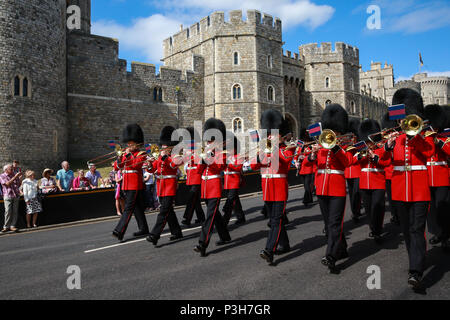 Windsor, Großbritannien. 18 Juni, 2018. Der Welsh Guards Band und Irish Guards zurück zu Victoria Kaserne nach der jährlichen Zeremonie der Reihenfolge der Strumpfband auf Schloss Windsor. Credit: Mark Kerrison/Alamy leben Nachrichten Stockfoto