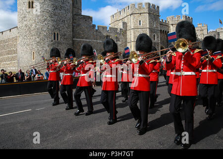 Windsor, Großbritannien. 18 Juni, 2018. Der Welsh Guards Band und Irish Guards zurück zu Victoria Kaserne nach der jährlichen Zeremonie der Reihenfolge der Strumpfband auf Schloss Windsor. Credit: Mark Kerrison/Alamy leben Nachrichten Stockfoto