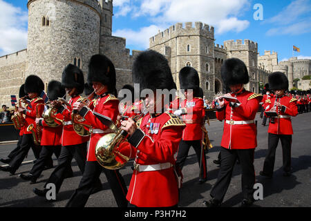 Windsor, Großbritannien. 18 Juni, 2018. Der Welsh Guards Band und Irish Guards zurück zu Victoria Kaserne nach der jährlichen Zeremonie der Reihenfolge der Strumpfband auf Schloss Windsor. Credit: Mark Kerrison/Alamy leben Nachrichten Stockfoto