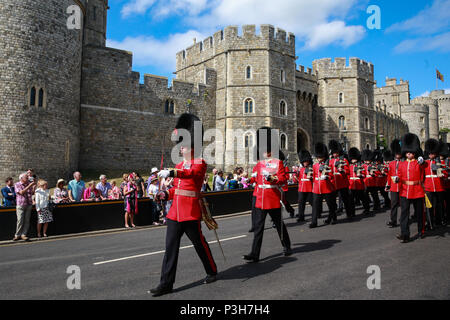 Windsor, Großbritannien. 18 Juni, 2018. Die Irish Guards zurück zu Victoria Kaserne nach der jährlichen Zeremonie der Reihenfolge der Strumpfband auf Schloss Windsor. Credit: Mark Kerrison/Alamy leben Nachrichten Stockfoto