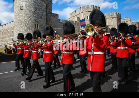 Windsor, Großbritannien. 18 Juni, 2018. Der Welsh Guards Band und Irish Guards zurück zu Victoria Kaserne nach der jährlichen Zeremonie der Reihenfolge der Strumpfband auf Schloss Windsor. Credit: Mark Kerrison/Alamy leben Nachrichten Stockfoto