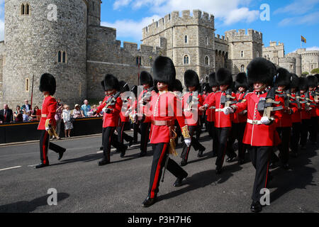 Windsor, Großbritannien. 18 Juni, 2018. Die Irish Guards zurück zu Victoria Kaserne nach der jährlichen Zeremonie der Reihenfolge der Strumpfband auf Schloss Windsor. Credit: Mark Kerrison/Alamy leben Nachrichten Stockfoto