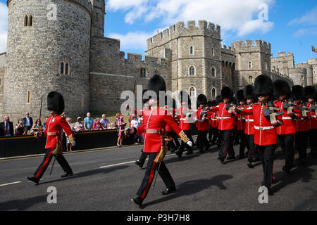 Windsor, Großbritannien. 18 Juni, 2018. Die Irish Guards zurück zu Victoria Kaserne nach der jährlichen Zeremonie der Reihenfolge der Strumpfband auf Schloss Windsor. Credit: Mark Kerrison/Alamy leben Nachrichten Stockfoto