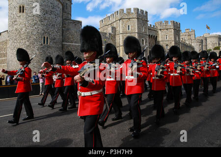 Windsor, Großbritannien. 18 Juni, 2018. Die Irish Guards zurück zu Victoria Kaserne nach der jährlichen Zeremonie der Reihenfolge der Strumpfband auf Schloss Windsor. Credit: Mark Kerrison/Alamy leben Nachrichten Stockfoto