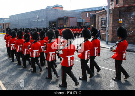 Windsor, Großbritannien. 18 Juni, 2018. Die Irish Guards zurück zu Victoria Kaserne nach der jährlichen Zeremonie der Reihenfolge der Strumpfband auf Schloss Windsor. Credit: Mark Kerrison/Alamy leben Nachrichten Stockfoto